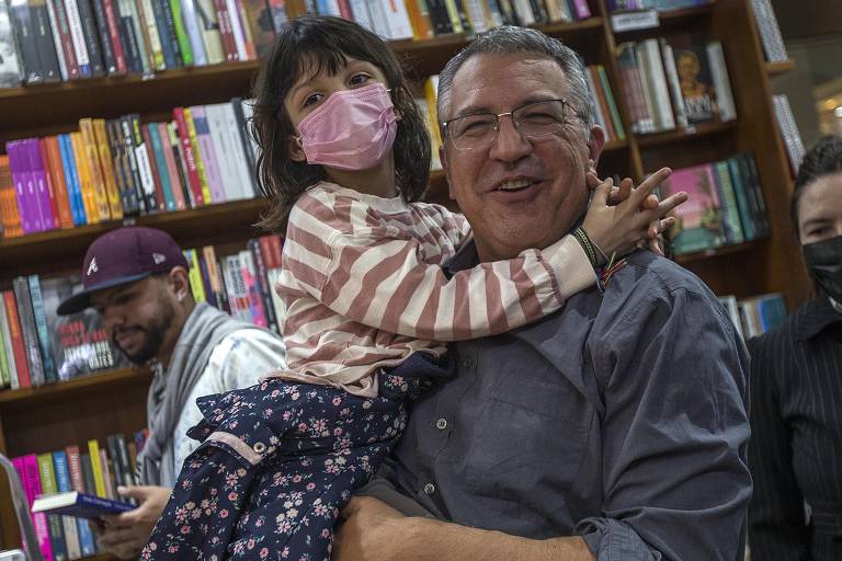  Alexandre Padilha e a filha, Melissa, no lançamento do livro 'Mulheres na Política Brasileira', da advogada Gabriela Araujo
