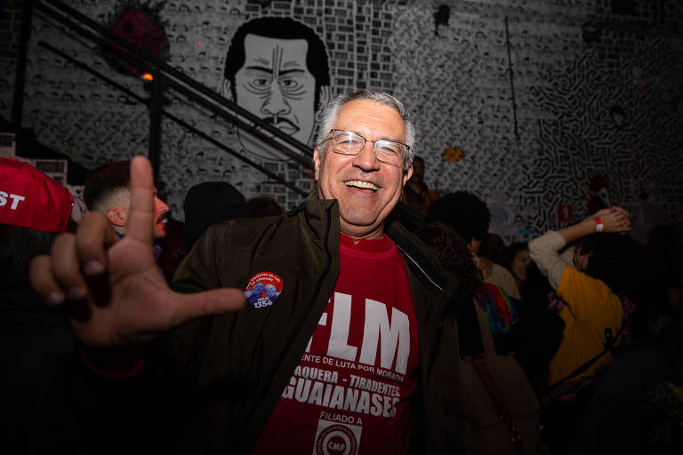O então deputado federal Alexandre Padilha (PT-SP) vê o debate entre presidenciáveis realizado pela Globo, em setembro, no Studio SP