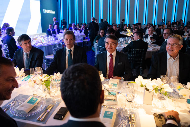 O banqueiro André Esteves, Fernando Haddad, o presidente da Febraban, Isaac Sidney, e Alexandre Padilha em evento de confraternização de final de ano promovido pela Federação Brasileira dos Bancos