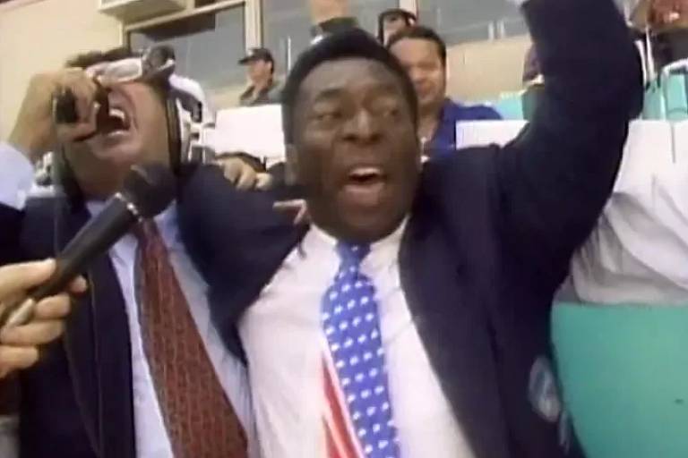 Galvão Bueno quando gritou o memorável "É TETRAAAAAA", ao lado de Pelé, para comemorar ao vivo na Globo o tetracampeonato do Brasil