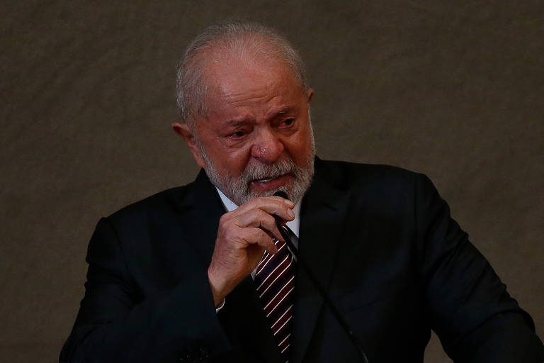 Lula chora no início de seu discurso de diplomação no TSE