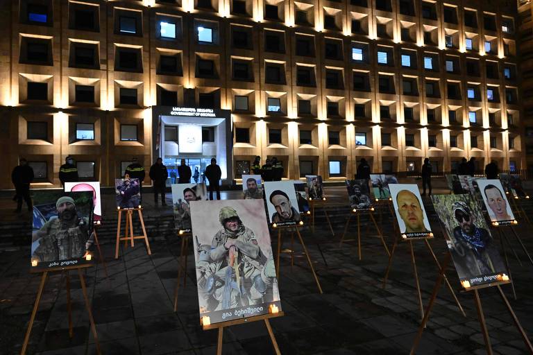 Fotos de soldados da Geórgia mortos na Guerra da Ucrânia exibidas durante protestos contra a Rússia em Tbilisi
