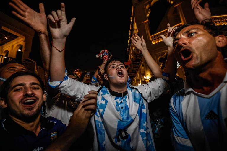 Torcedores argentinos se juntam no mercado Souq Waqif, em Doha, para 'bandeiraço' em apoio à seleção
