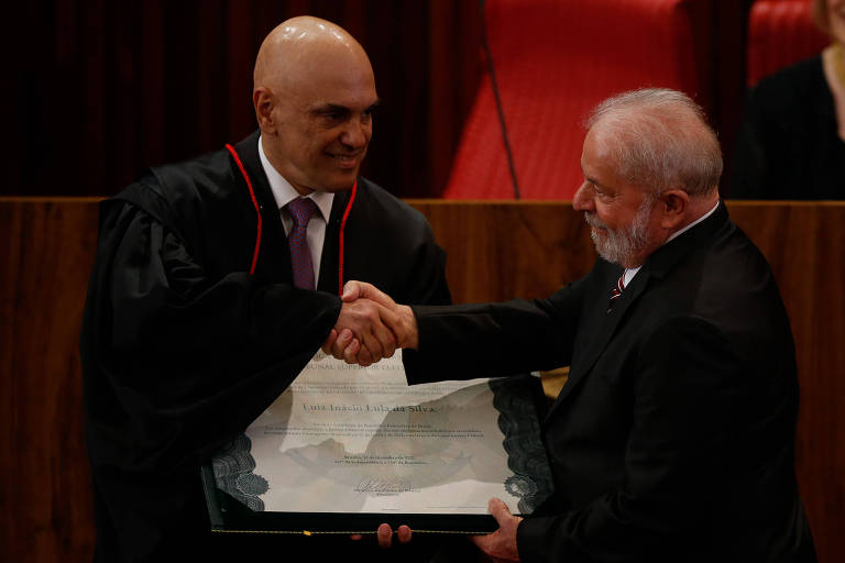 Lula e o ministro Alexandre de Moraes, presidente do TSE,  na cerimônia de diplomação