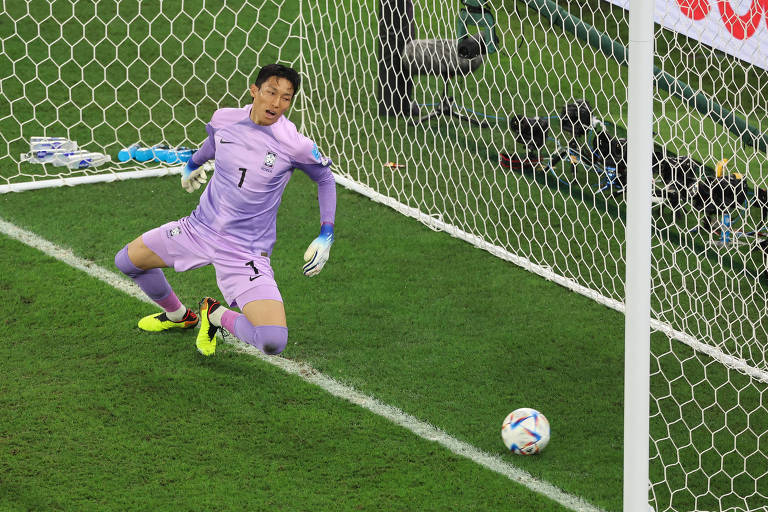 O goleiro Kim Seung-gyu, de uniforme lilás, observa a bola passar do seu lado esquerdo e entrar no gol da Coreia do Sul depois de pênalti batido por Neymar nas oitavas de final da Copa no Qatar