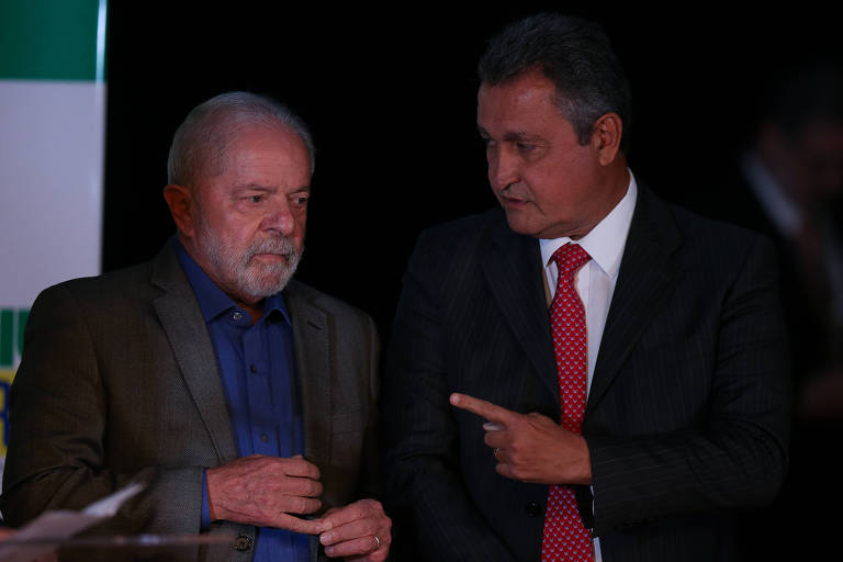 Lula e Rui Costa conversam lado a lado