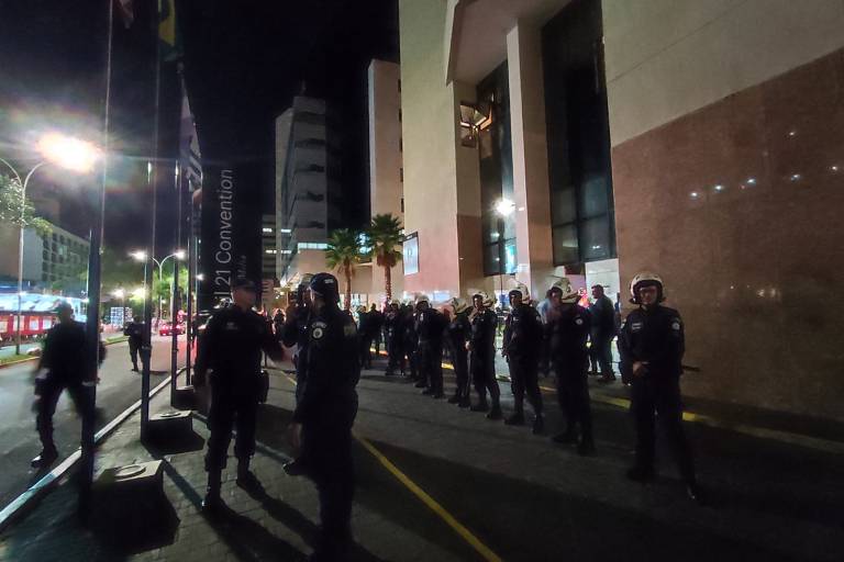 Policiais formam bloqueio após tentativa de invasão da sede da Polícia Federal, em Brasília, após prisão de manifestante no dia da diplomação do presidente eleito Lula