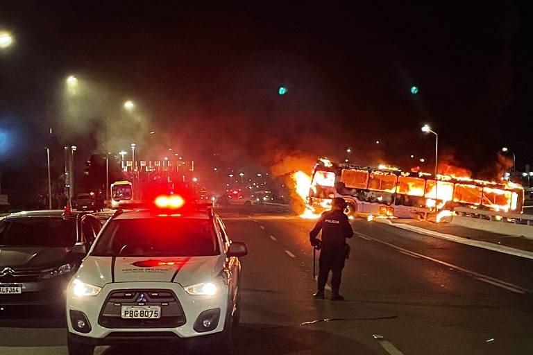 Apoiadores do presidente Jair Bolsonaro (PL) queimam veículos na capital federal 

