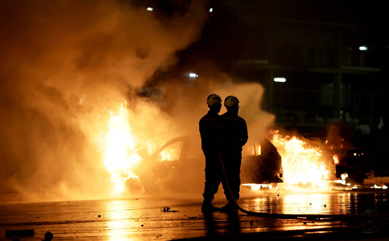 Bolsonaristas tentam invadir PF e queimam veículos em Brasília