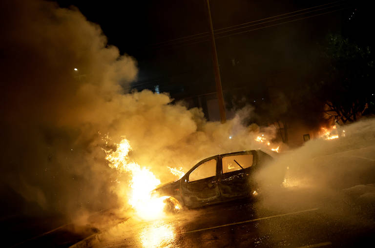 Veículo é queimado durante protesto em Brasília