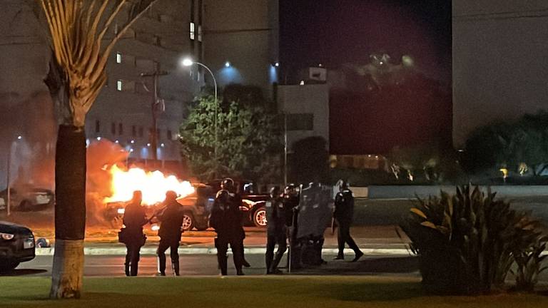 Apoiadores do presidente Jair Bolsonaro tentaram invadir a sede da Polícia Federal, na Asa Norte, em Brasília, após prisão de manifestante no dia da diplomação do presidente eleito Lula