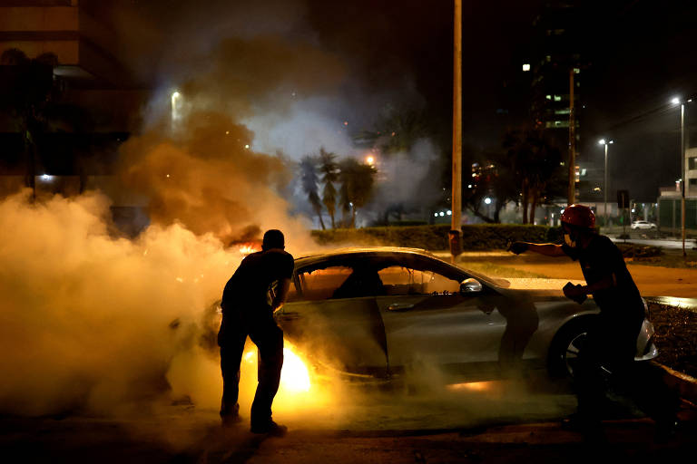 Bombeiros tentam conter fogo em veículo após ação de manifestantes bolsonaristas em dia de diplomação de Lula