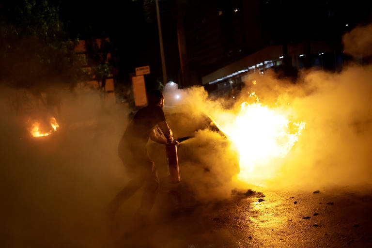 Bombeiros tentam conter fogo em veículo após ação de manifestantes em Brasília