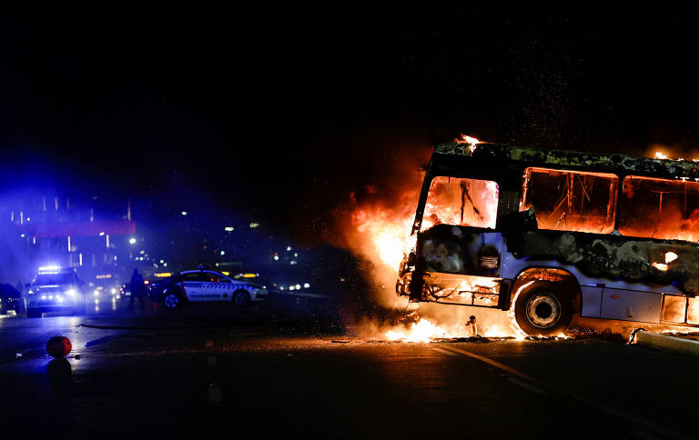 Ônibus é queimado durante ato de apoiadores do presidente Jair Bolsonaro, em Brasília