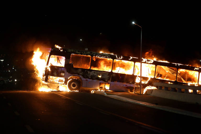 Ônibus incendiado por bolsonaristas no protesto após a diplomação de Lula em Brasília, na segunda (12)