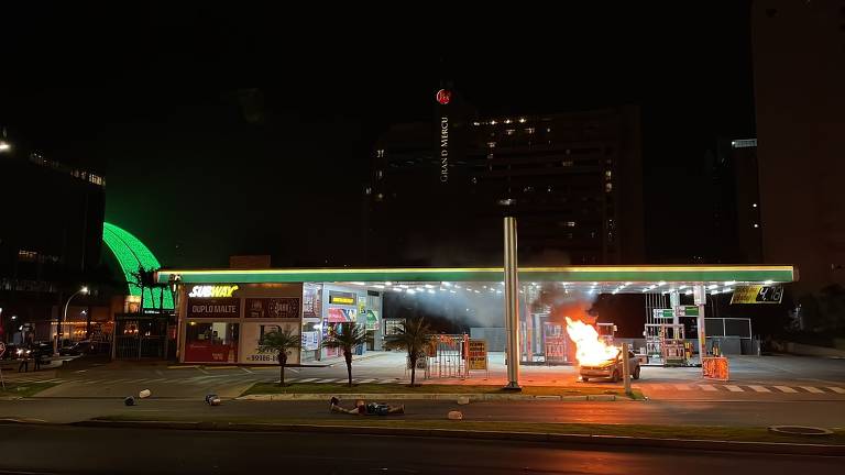 Bolsonaristas vandalizam Brasília e colocam fogo em veículos e locais públicos