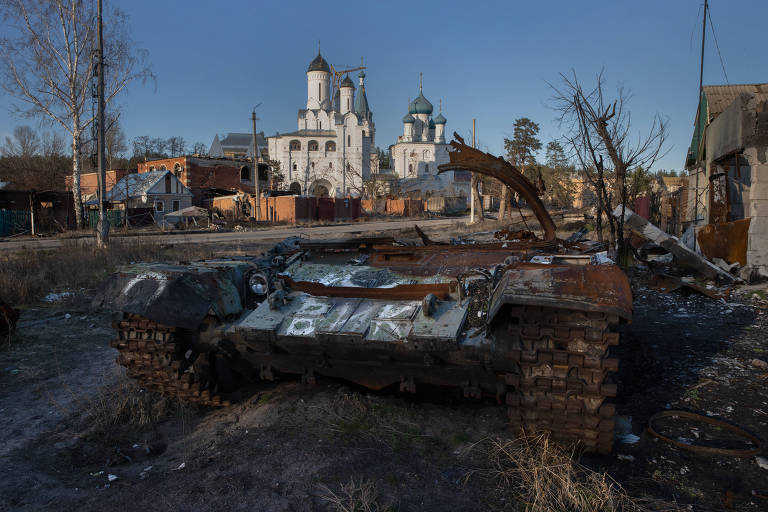 Tanque destruído na cidade de Sviatohirsk, na Ucrânia