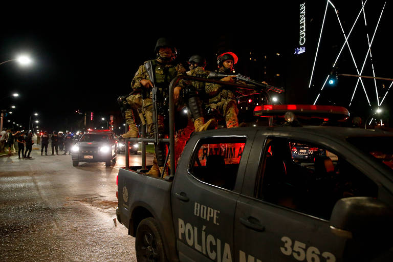 Policiais percorrem Brasília após depredação promovida por bolsonaristas 

