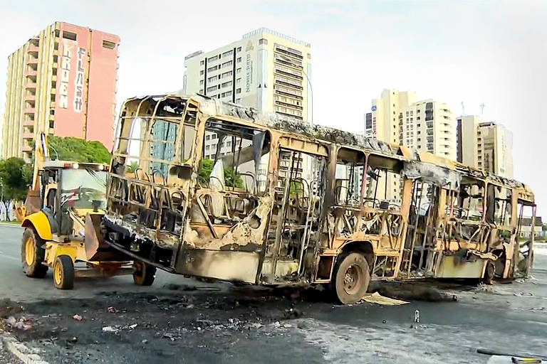Ônibus amanhece carbonizado atos de vandalismo de bolsonaristas em Brasília, nesta segunda (12)