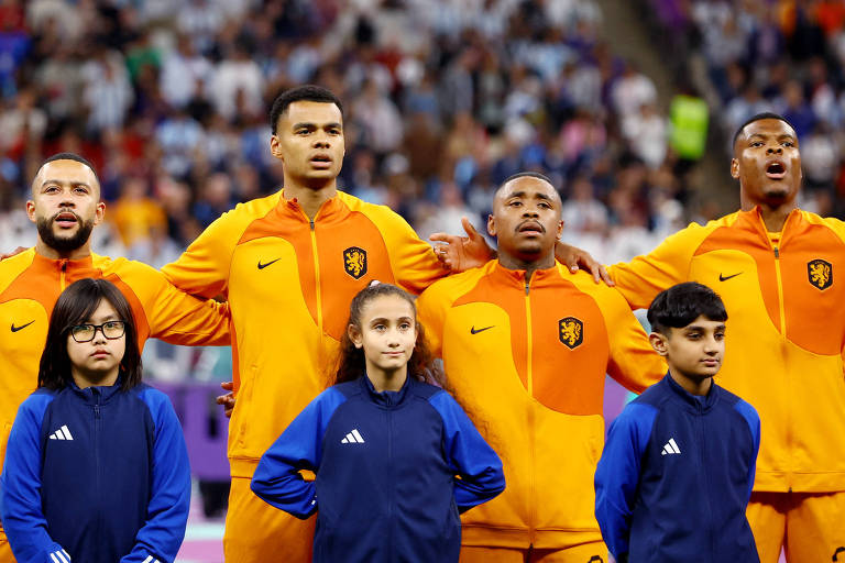 Jogadores da Holanda escutam o hino com agasalho; peça não está à venda na loja da Nike, apenas a camisa 
