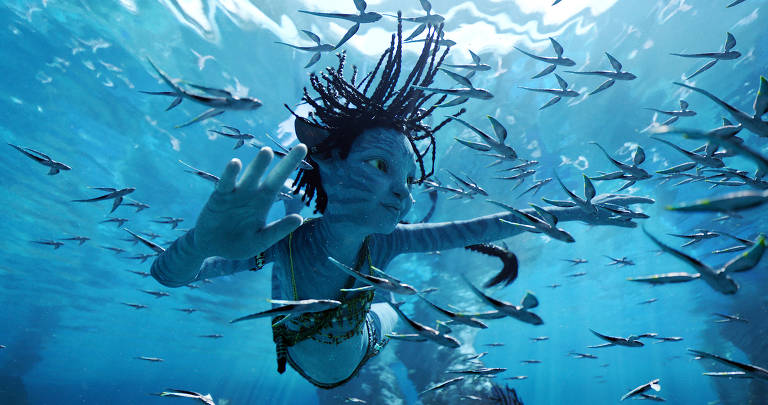 Criança azul nadando em meio a peixes
