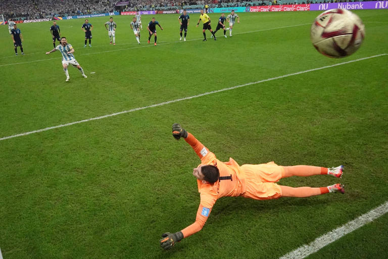 Messi chuta no ângulo para vencer o goleiro croata Livakovic, abrir o placar para a Argentina e fazer o seu 11º gol em Copas do Mundo