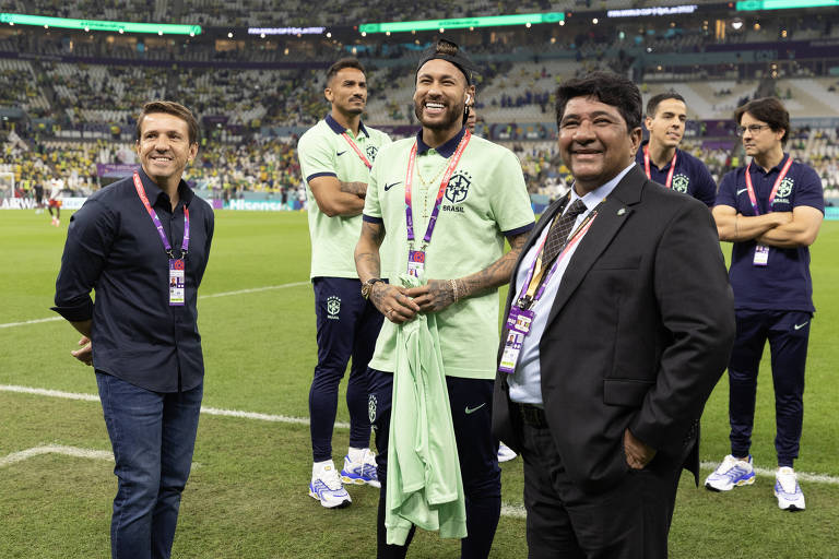 Juninho Paulista, Neymar e Ednaldo Rodrigues antes da partida contra Camarões, pela terceira rodada da Copa
