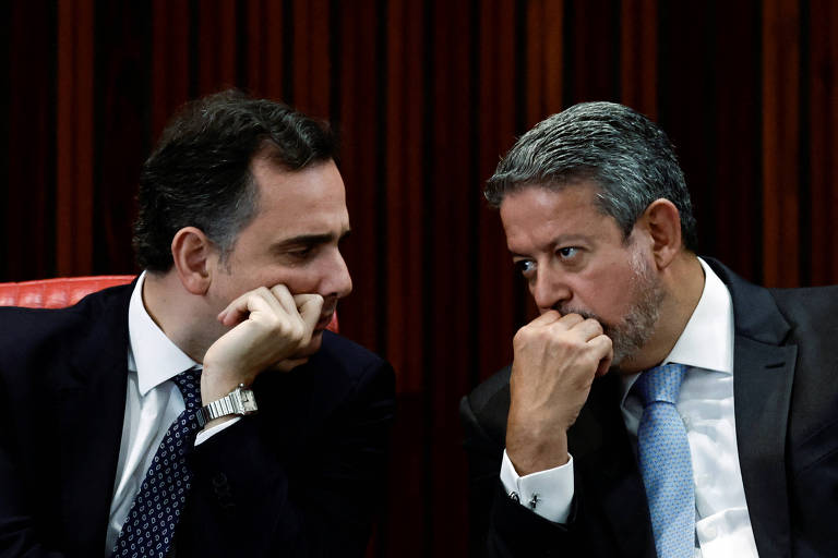 Rodrigo Pacheco (esq.), presidente do Senado, e Arthur Lira, presidente da Câmara, durante cerimônia em Brasília