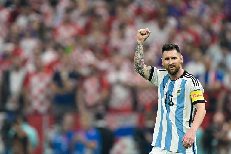 Messi erguendo o braço direito e vibrando em frente a torcedores da Croácia
