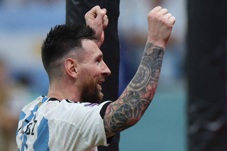 Com os braços erguidos, Messi vibra no estádio Lusail, no Qatar, depois no terceiro gol da Argentina contra a Croácia, no qual deu o passe para Julián Álvarez
