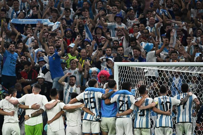 Jogadores da Argentina comemoram com torcedores após derrotar a Croácia por 3 a 0 na semifinal da Copa do Mundo  no Lusail Stadium em Lusail, norte de Doha,