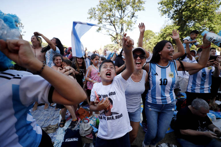 Torcedores em Buenos Aires vibram após gol da Argentina contra a Croácia
