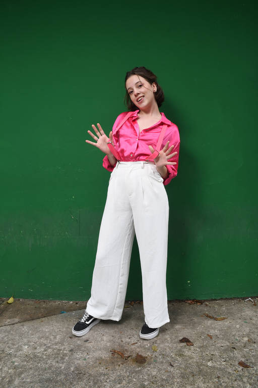 Retrato de Julia Galvão, 20, auxiliar de administração, que se inspirou na capa do disco 'Fine Line' para criar seu modelito