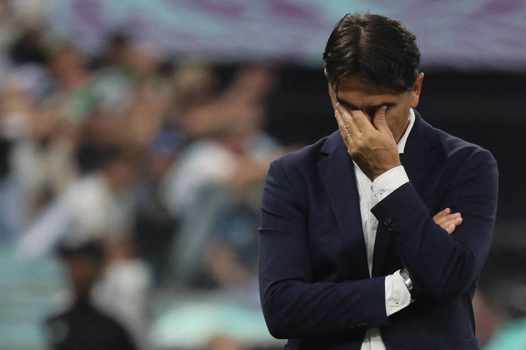 O técnico croata Zlatko Dalic lamenta o terceiro gol da Argentina
