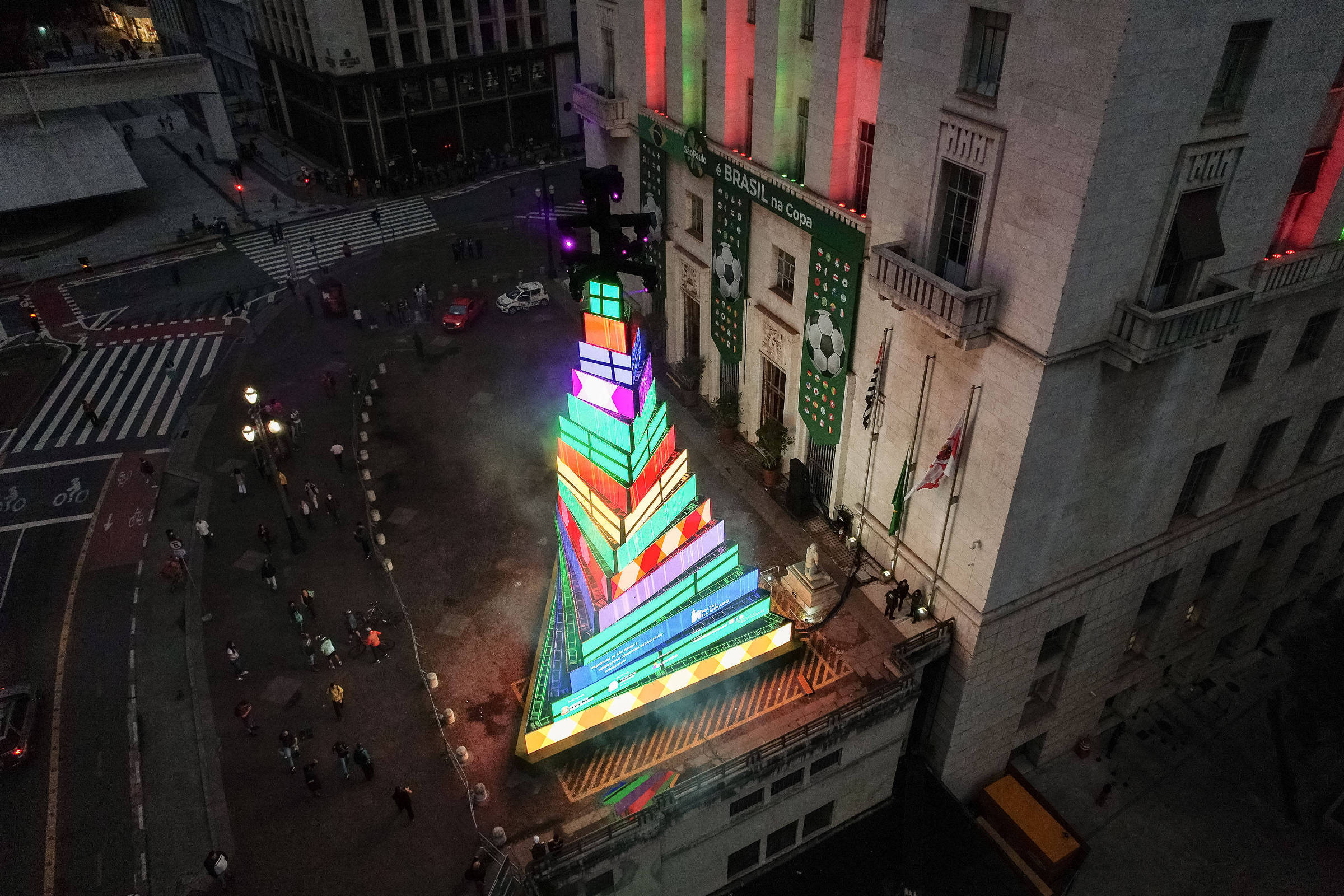 Folhapress - Fotos - Vila de Natal na praça da Sé, centro de São Paulo (SP)