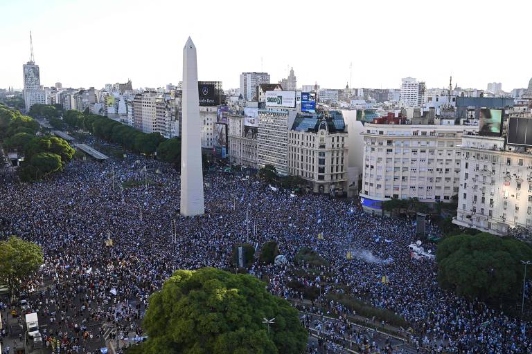 Vista da região do Obelisco, em Buenos Aires, totalmente tomada por argentinos celebrando a ida à final da Copa