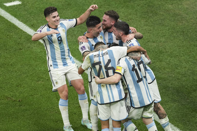 Jogadores da seleção da Argentina festejam o primeiro gol do jogo contra a Croácia