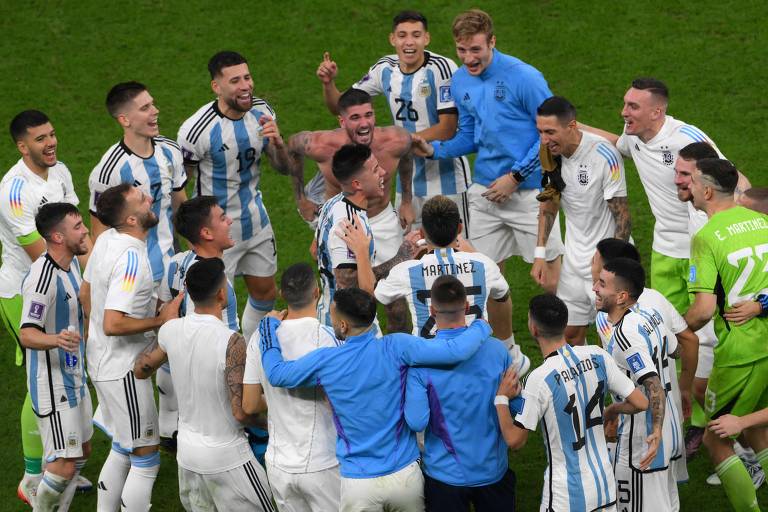 Jogadores argentinos se reúnem no gramado do estádio Lusail para comemorar a vitória sobre a Croácia que levou o time à decisão da Copa do Qatar 