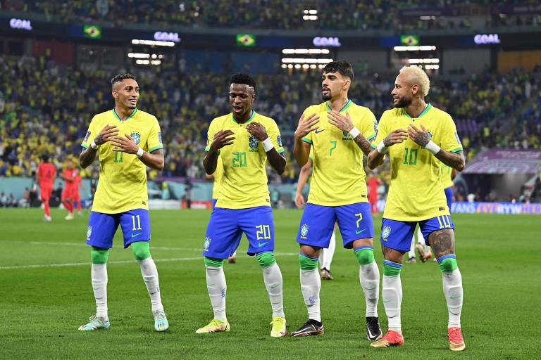 Lado a lado, Raphinha, Vinicius Junior, Lucas Paquetá e Neymar fazem dancinha para festejar gol contra a Coreia do Sul nas oitavas de final da Copa no Qatar