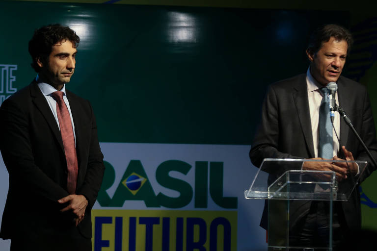 Ministro da Fazenda indicado pelo governo eleito Fernando Haddad e o secretário-executivo da pasta, Gabriel Galipolo, em coletiva em Brasília 
