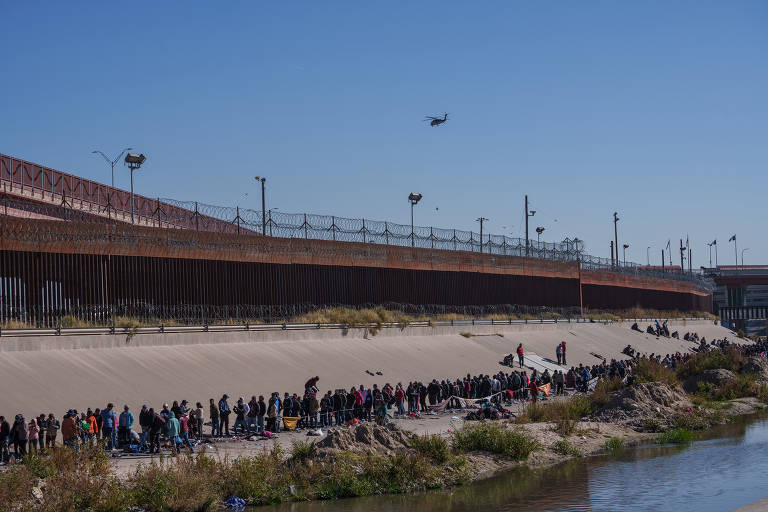 Migrantes atravessam fronteira do México com os EUA