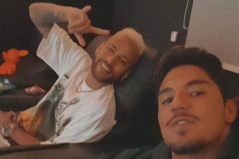 Neymar posa com o amigo surfista Gabriel Medina