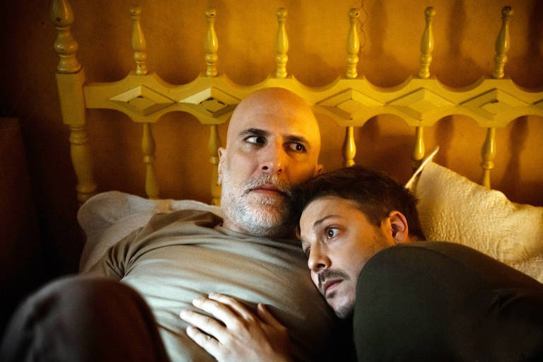 Os atores Antonio Tabet e Fabio Porchat aparecem deitados numa cama com cara de assustados