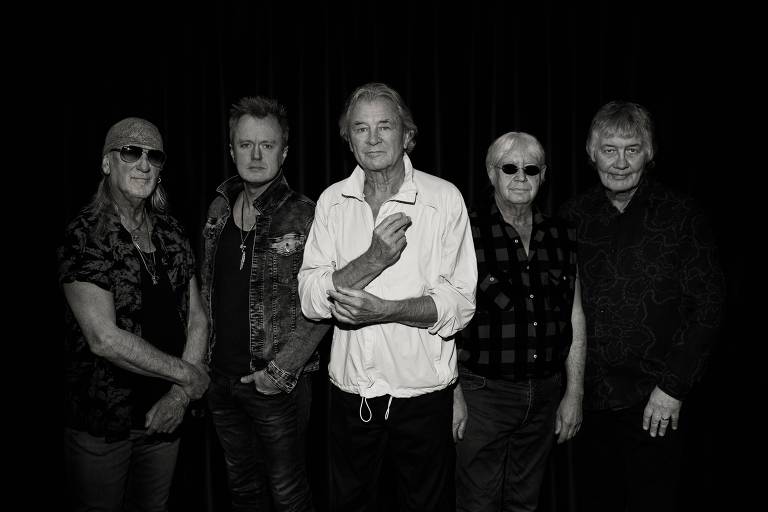 Em foto preto e branco, a banda Deep Purple posa para a câmera