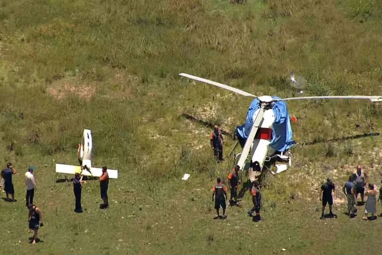 Helicóptero cai no Recreio dos Bandeirantes, zona oeste do Rio, e deixa cinco feridos