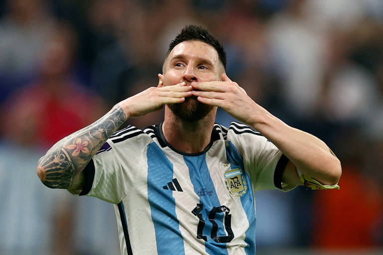 Com as mãos na boca, preparando-se para mandar um beijo, Messi comemora gol da Argentina no estádio Lusail, na semifinal contra a Croácia na Copa do Qatar 