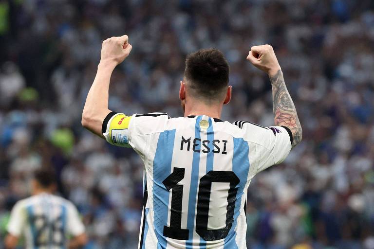 O capitão da seleção argentina, Lionel Messi, comemora seu gol diante da Croácia na semifinal da Copa do Qatar, no estádio Lusail; ele está de costas e usa a camisa 10 da Argentina