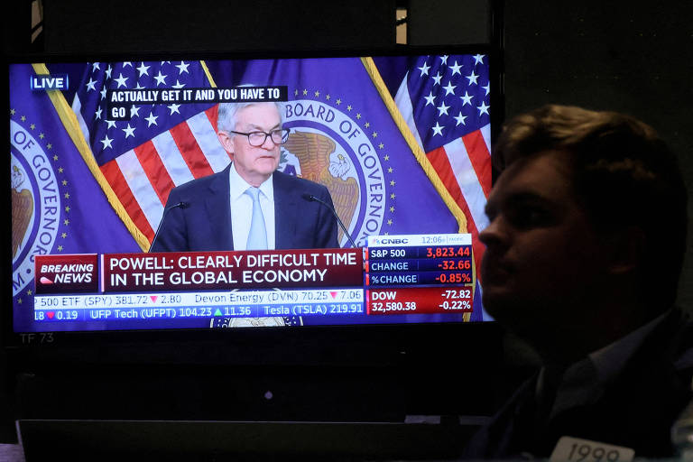Televisor na sede da Bolsa de Nova York mostra pronunciamento do presidente do Federal Reserve, Jerome Powell