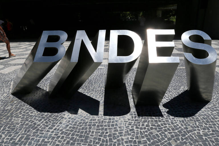 Logo do BNDES (Banco Nacional de Desenvolvimento Econômico e Social) na entrada de sua sede, no Rio de Janeiro