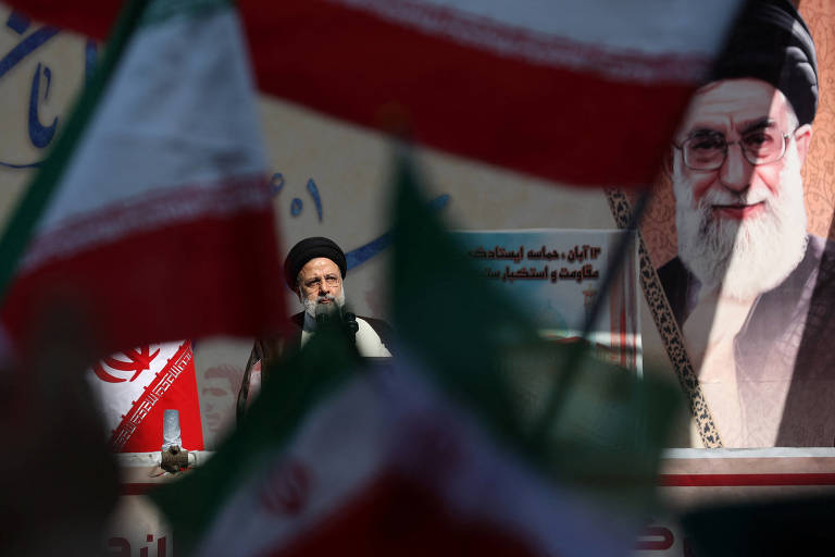 O presidente do Irã, Ebrahim Raisi, discursa em Teerã; país foi um dos que passou a ser considerado uma ditadura no novo relatório do V-Dem